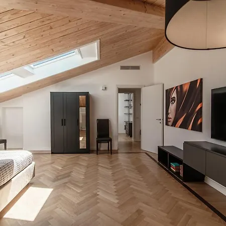 Attic 64 - The House Of Travelers Appartamento