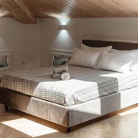Attic 64 - The House Of Travelers Como